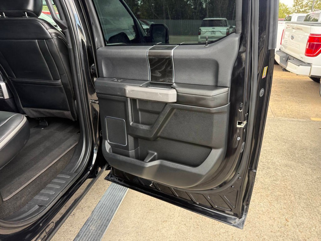 Ford F-150 Vehicle Full-screen Gallery Image 16