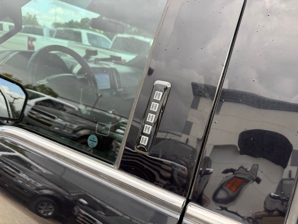 Ford F-150 Vehicle Full-screen Gallery Image 36