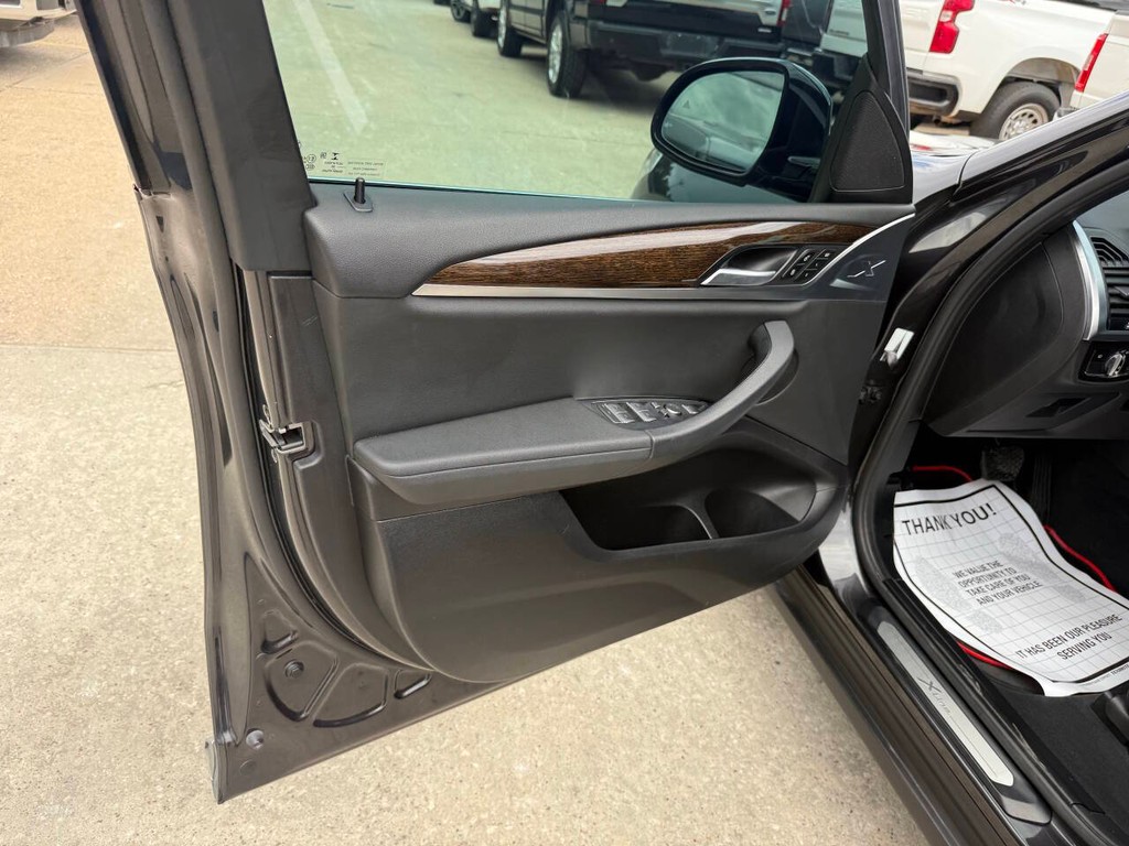 BMW X3 Vehicle Full-screen Gallery Image 08