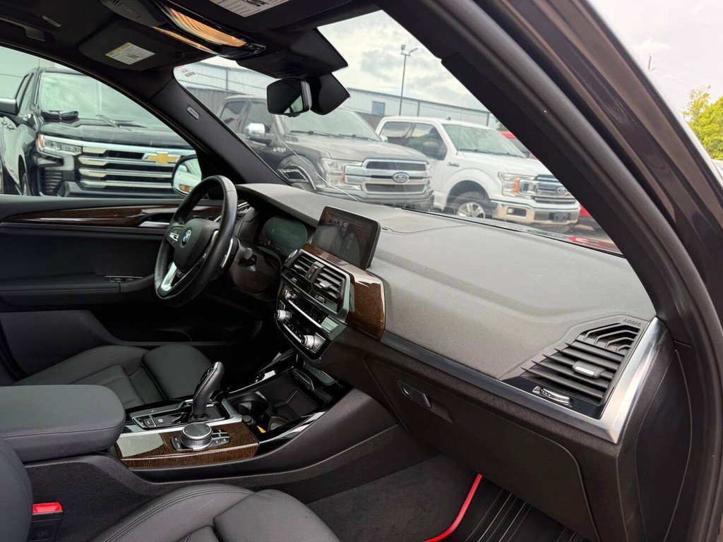 BMW X3 Vehicle Full-screen Gallery Image 09