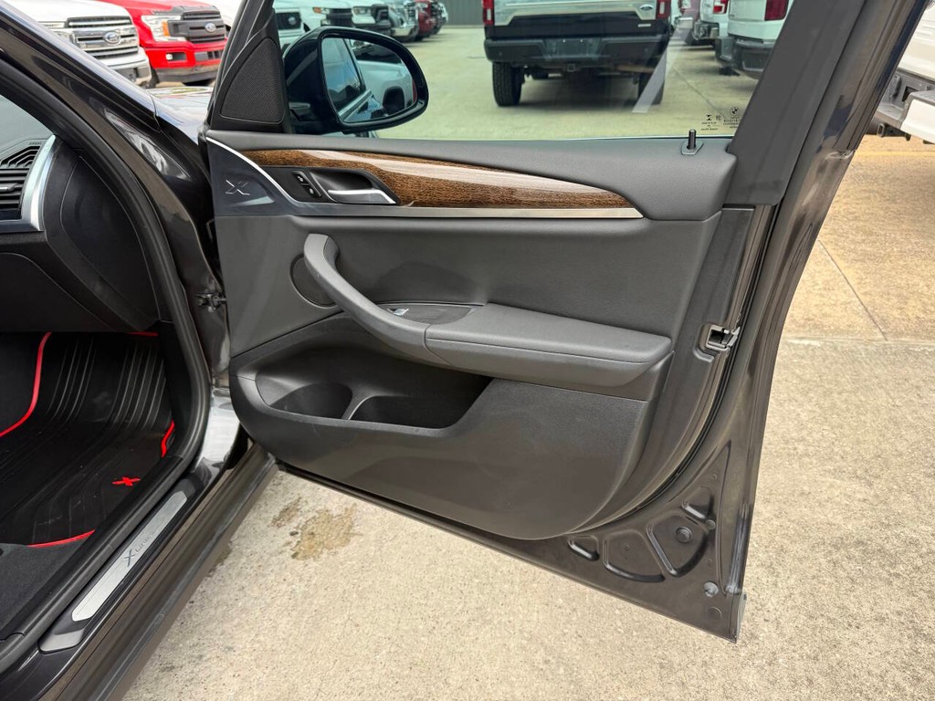 BMW X3 Vehicle Full-screen Gallery Image 11