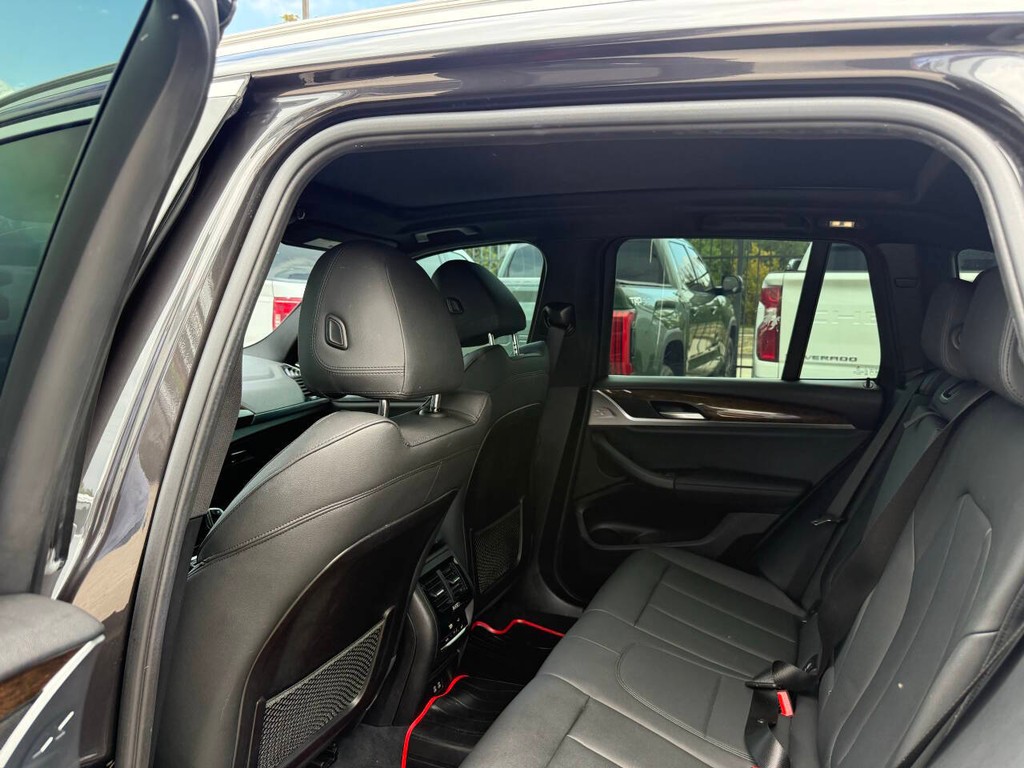 BMW X3 Vehicle Full-screen Gallery Image 12