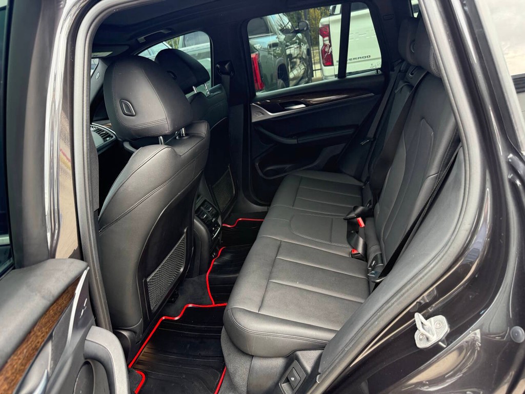 BMW X3 Vehicle Full-screen Gallery Image 13