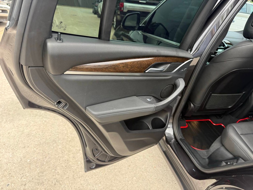 BMW X3 Vehicle Full-screen Gallery Image 14