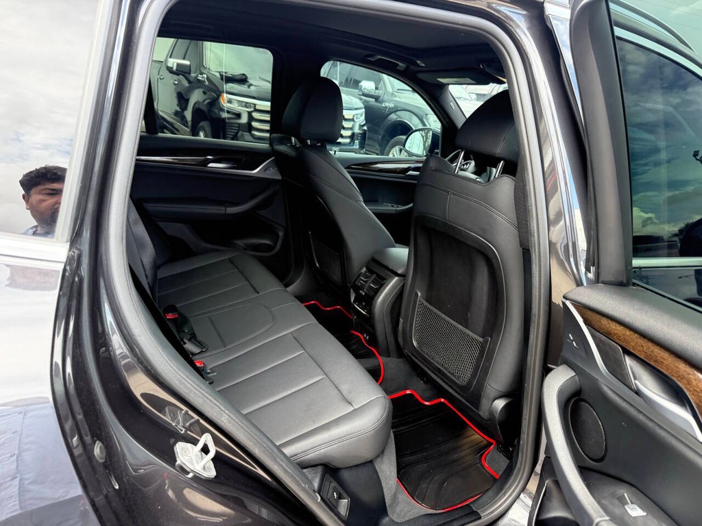 BMW X3 Vehicle Full-screen Gallery Image 15