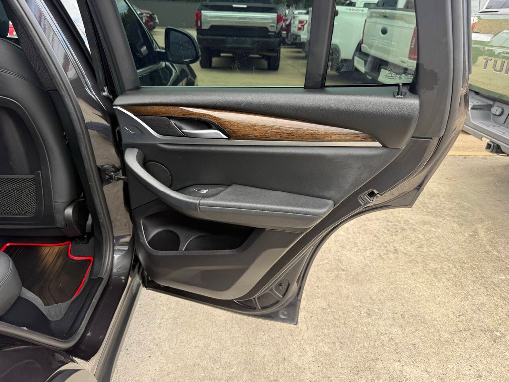 BMW X3 Vehicle Full-screen Gallery Image 16