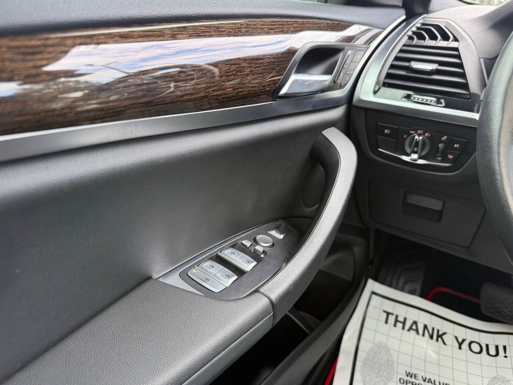 BMW X3 Vehicle Full-screen Gallery Image 30