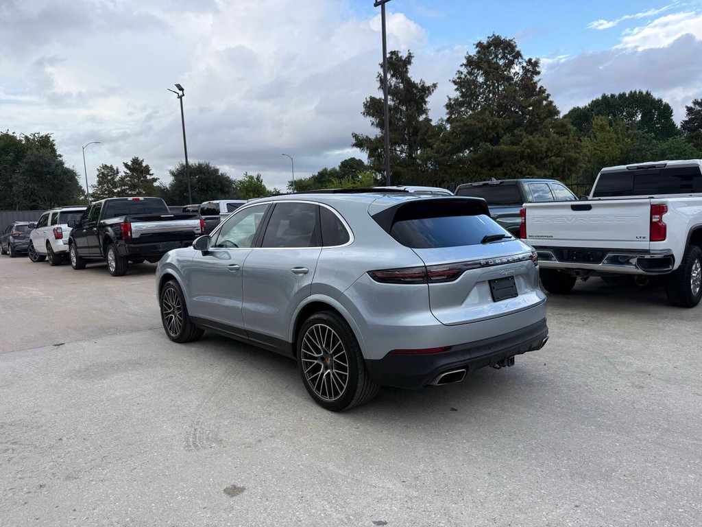 Porsche Cayenne Vehicle Full-screen Gallery Image 04