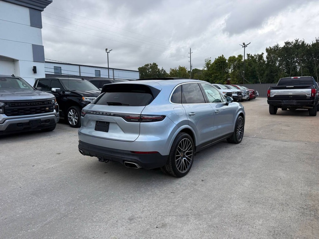 Porsche Cayenne Vehicle Full-screen Gallery Image 05