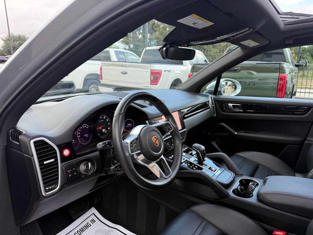 Porsche Cayenne Vehicle Full-screen Gallery Image 06