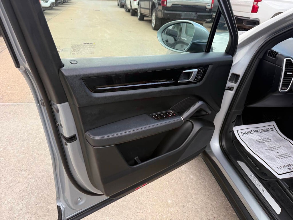 Porsche Cayenne Vehicle Full-screen Gallery Image 08