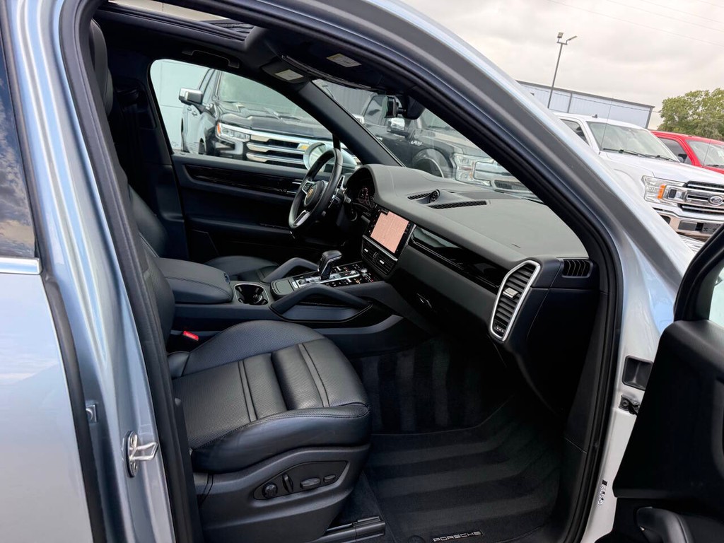 Porsche Cayenne Vehicle Full-screen Gallery Image 10