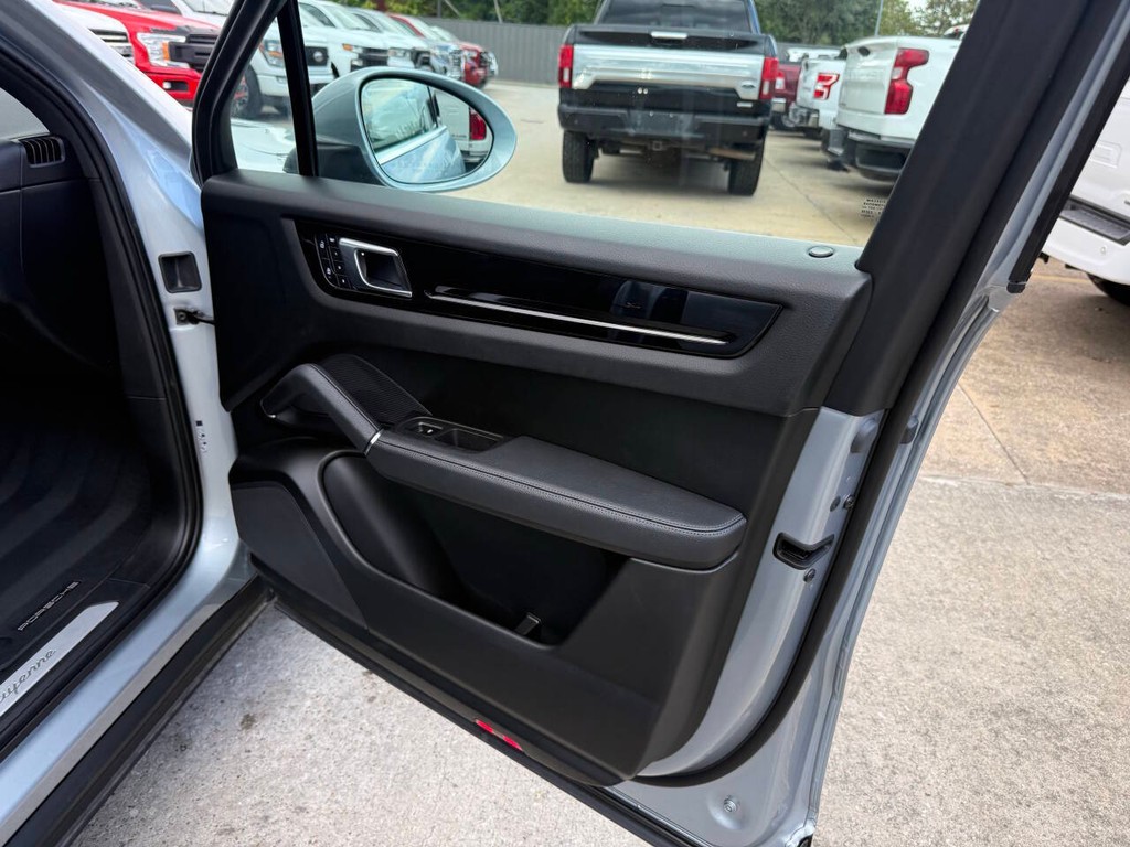 Porsche Cayenne Vehicle Full-screen Gallery Image 11