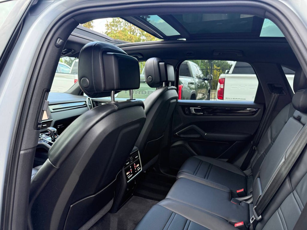 Porsche Cayenne Vehicle Full-screen Gallery Image 12