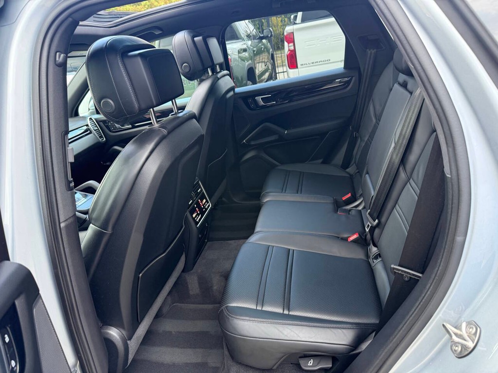 Porsche Cayenne Vehicle Full-screen Gallery Image 13