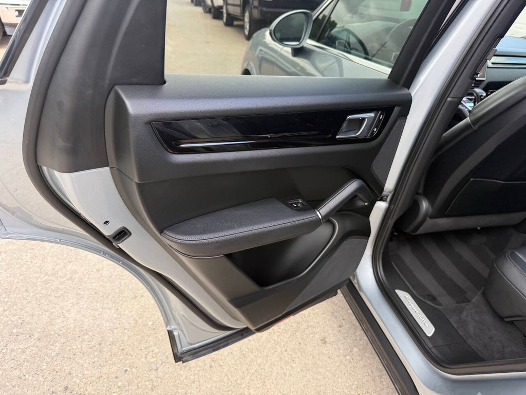 Porsche Cayenne Vehicle Full-screen Gallery Image 14