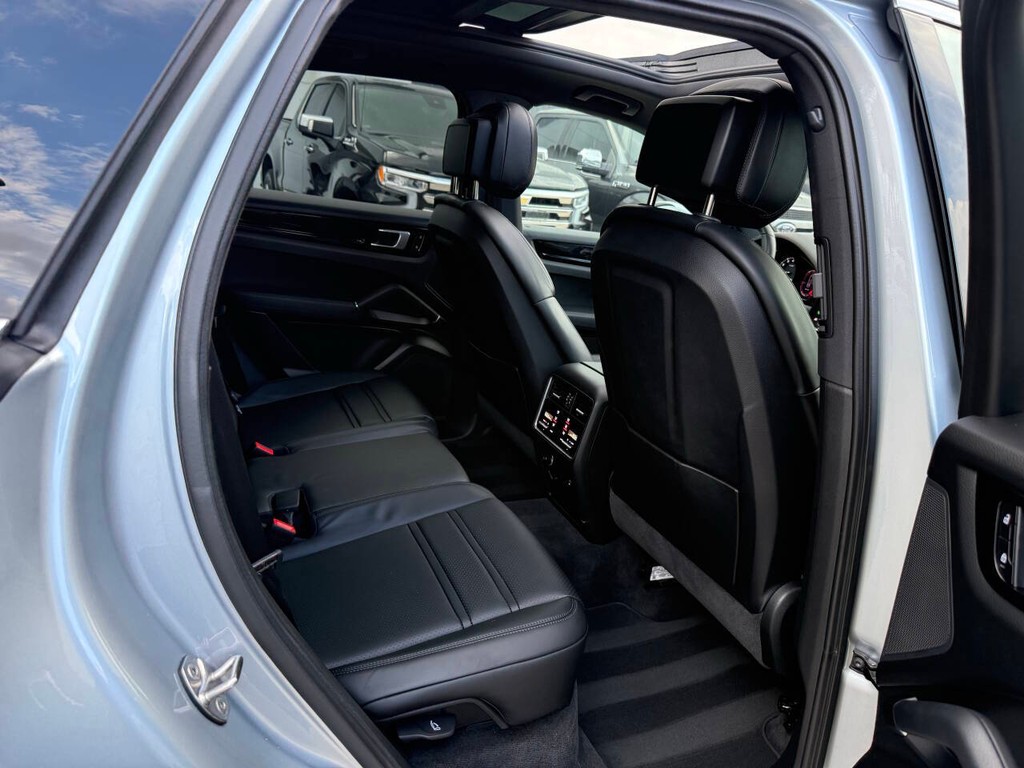 Porsche Cayenne Vehicle Full-screen Gallery Image 15