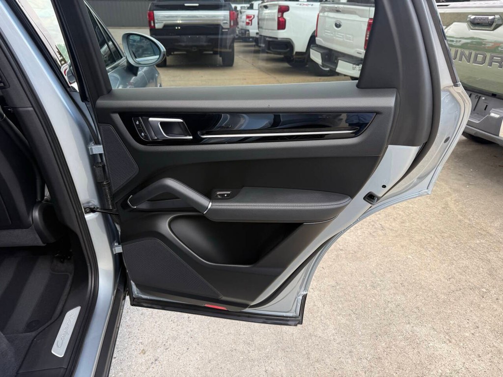 Porsche Cayenne Vehicle Full-screen Gallery Image 16