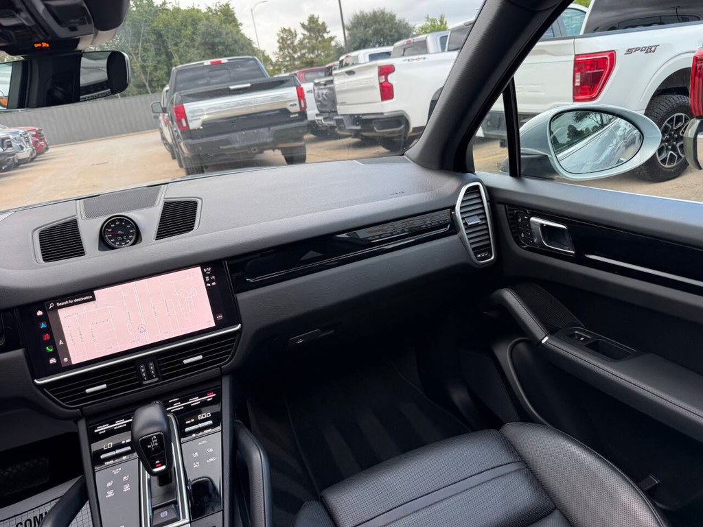 Porsche Cayenne Vehicle Full-screen Gallery Image 25