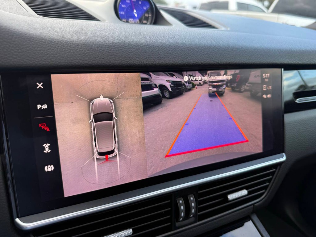 Porsche Cayenne Vehicle Full-screen Gallery Image 31