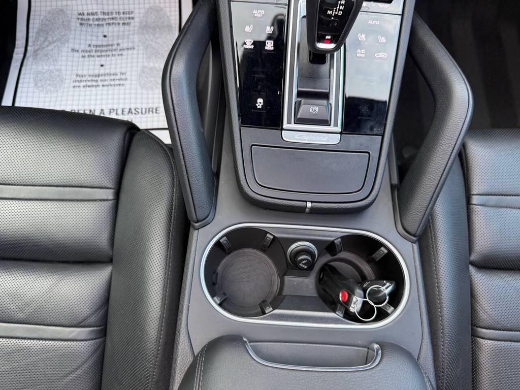Porsche Cayenne Vehicle Full-screen Gallery Image 34