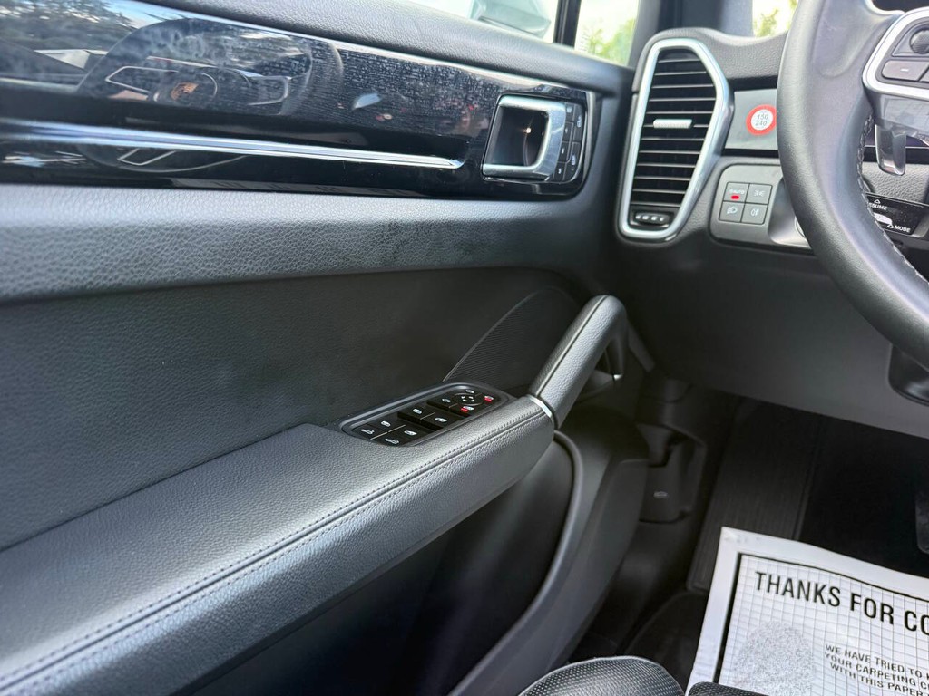 Porsche Cayenne Vehicle Full-screen Gallery Image 35