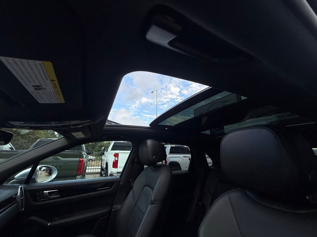 Porsche Cayenne Vehicle Full-screen Gallery Image 36