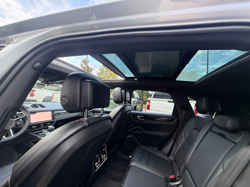 Porsche Cayenne Vehicle Full-screen Gallery Image 37