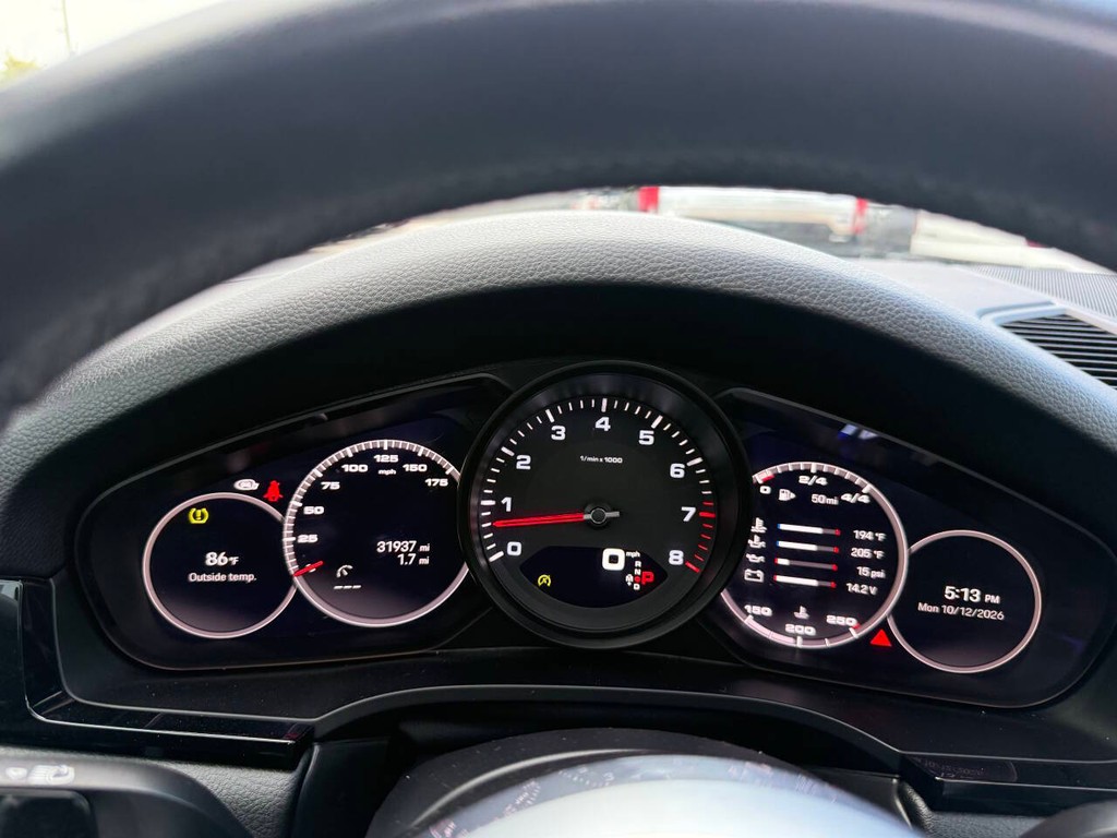Porsche Cayenne Vehicle Full-screen Gallery Image 38