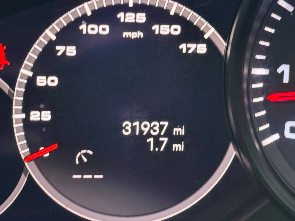 Porsche Cayenne Vehicle Full-screen Gallery Image 39