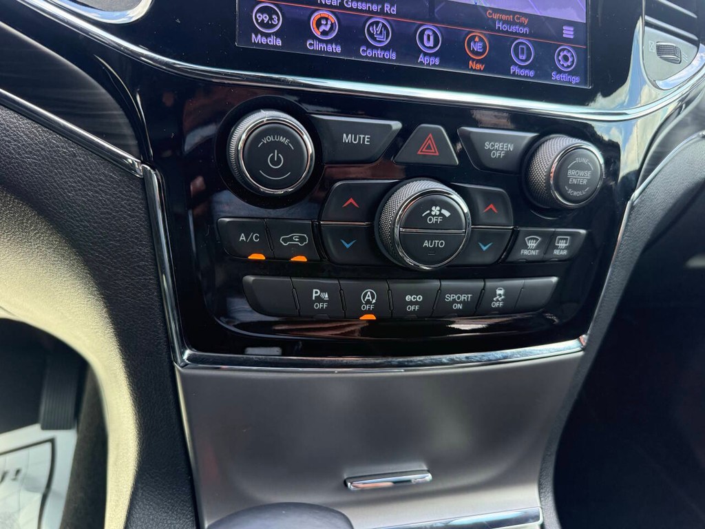 Jeep Grand Cherokee Vehicle Full-screen Gallery Image 30