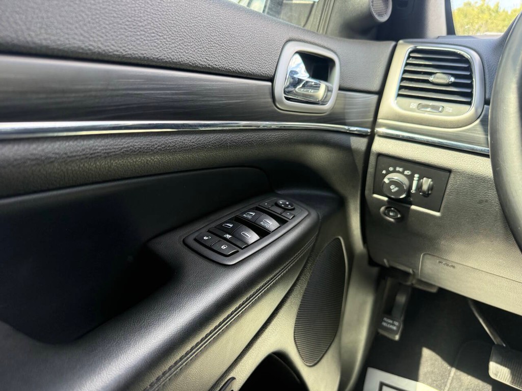 Jeep Grand Cherokee Vehicle Full-screen Gallery Image 32