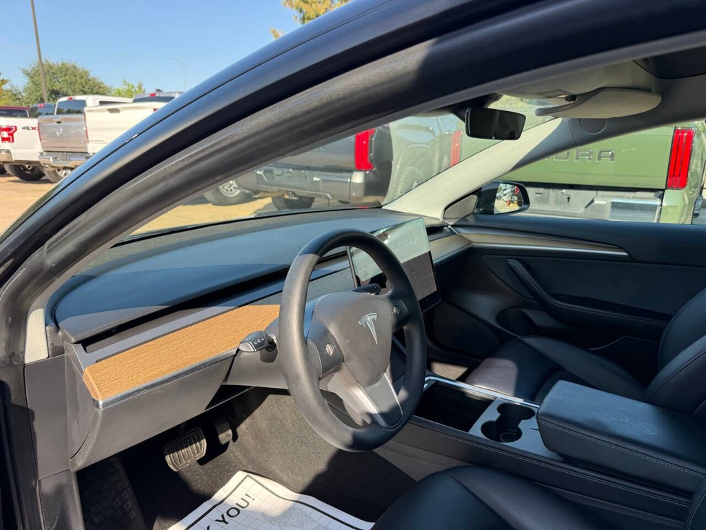 Tesla Model 3 Vehicle Full-screen Gallery Image 06