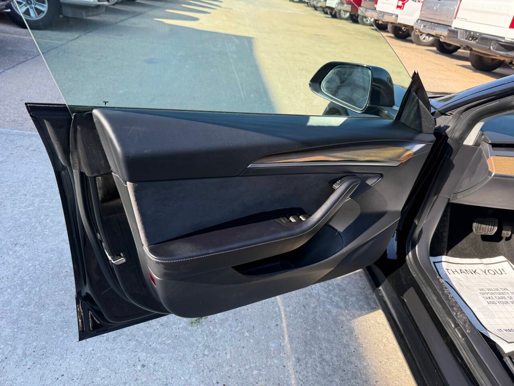 Tesla Model 3 Vehicle Full-screen Gallery Image 08