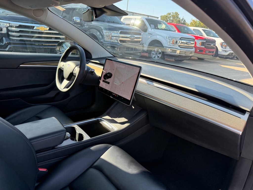 Tesla Model 3 Vehicle Full-screen Gallery Image 09