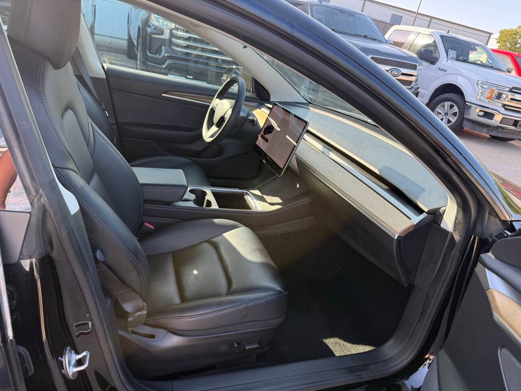 Tesla Model 3 Vehicle Full-screen Gallery Image 10