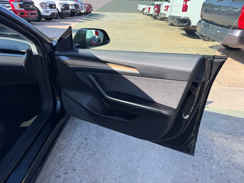 Tesla Model 3 Vehicle Full-screen Gallery Image 11