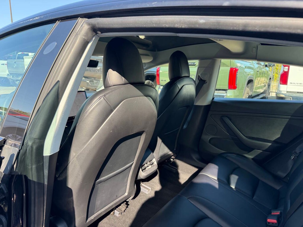 Tesla Model 3 Vehicle Full-screen Gallery Image 12