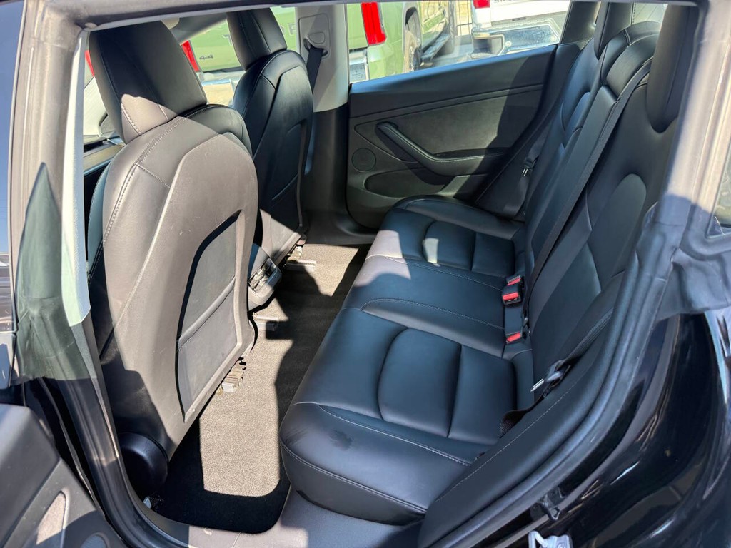 Tesla Model 3 Vehicle Full-screen Gallery Image 13