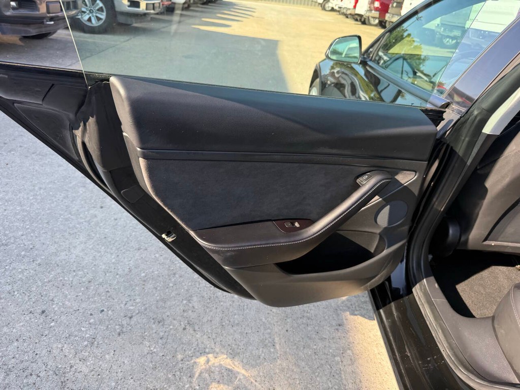 Tesla Model 3 Vehicle Full-screen Gallery Image 14