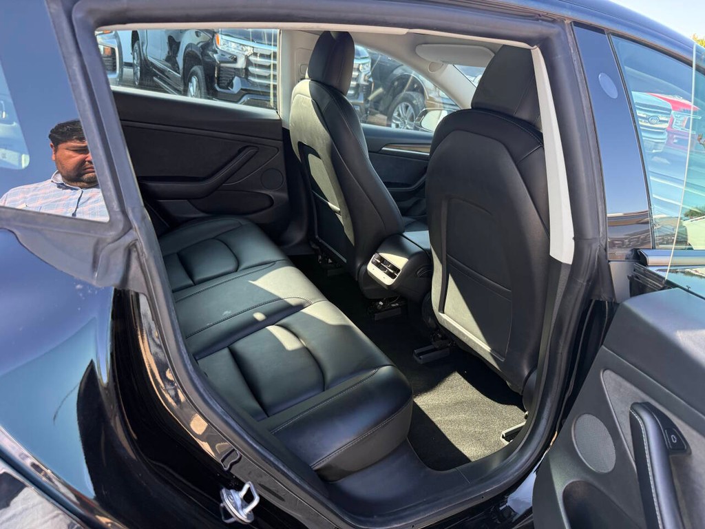Tesla Model 3 Vehicle Full-screen Gallery Image 15