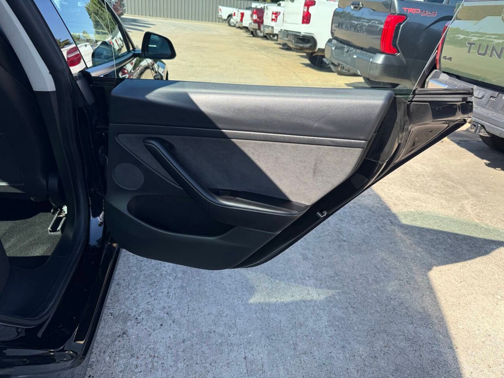 Tesla Model 3 Vehicle Full-screen Gallery Image 16