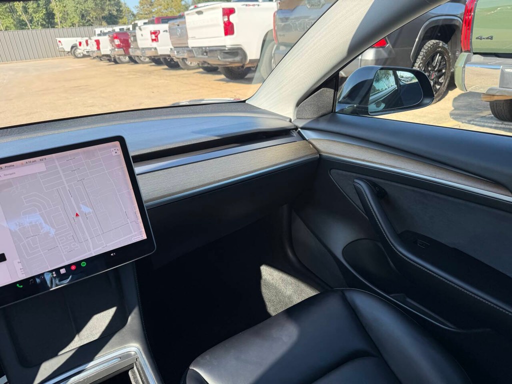 Tesla Model 3 Vehicle Full-screen Gallery Image 20