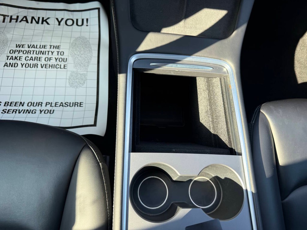 Tesla Model 3 Vehicle Full-screen Gallery Image 31