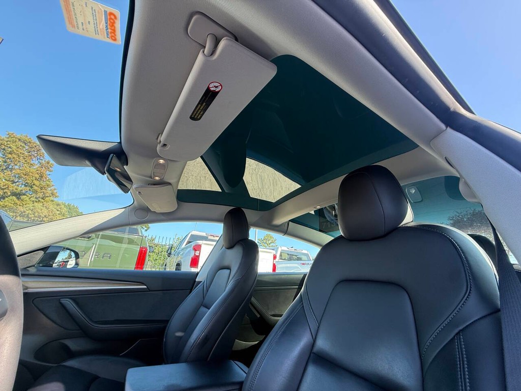 Tesla Model 3 Vehicle Full-screen Gallery Image 32