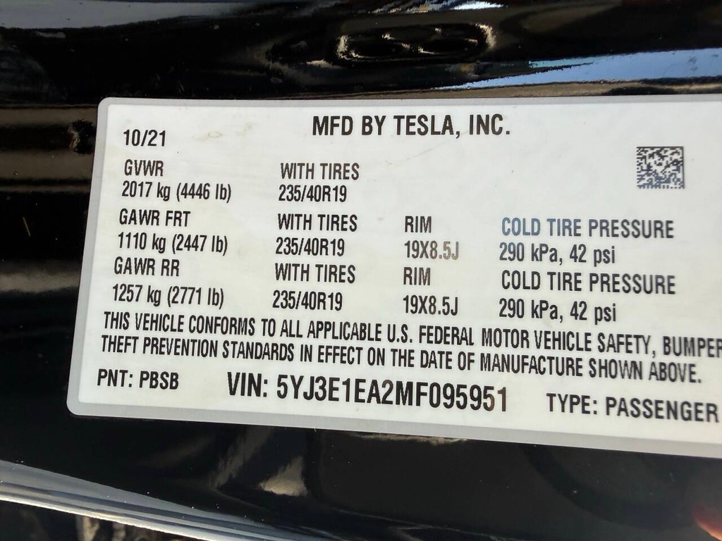 Tesla Model 3 Vehicle Full-screen Gallery Image 35