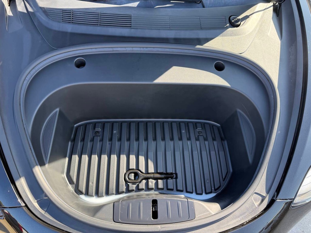 Tesla Model 3 Vehicle Full-screen Gallery Image 36