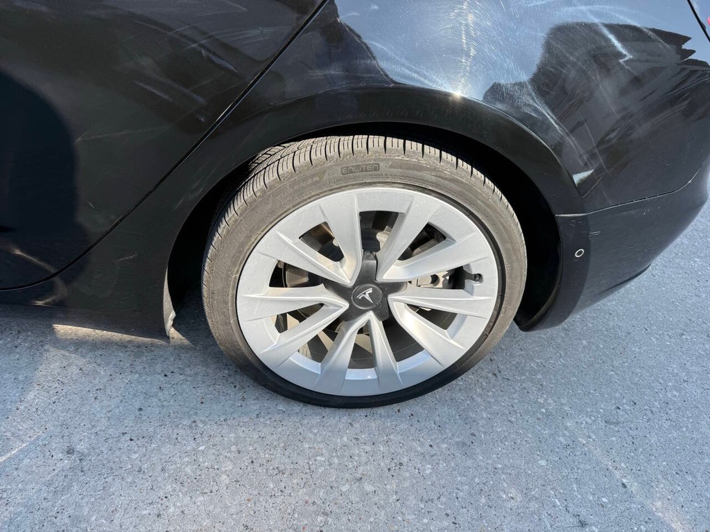 Tesla Model 3 Vehicle Full-screen Gallery Image 37