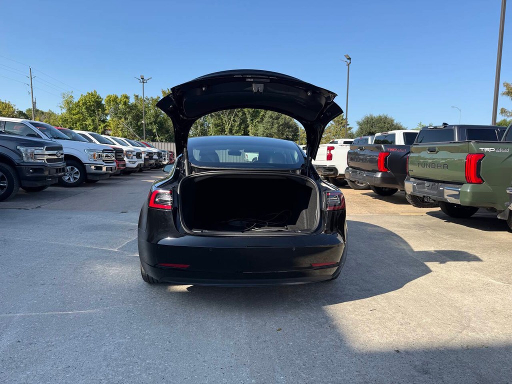 Tesla Model 3 Vehicle Full-screen Gallery Image 38