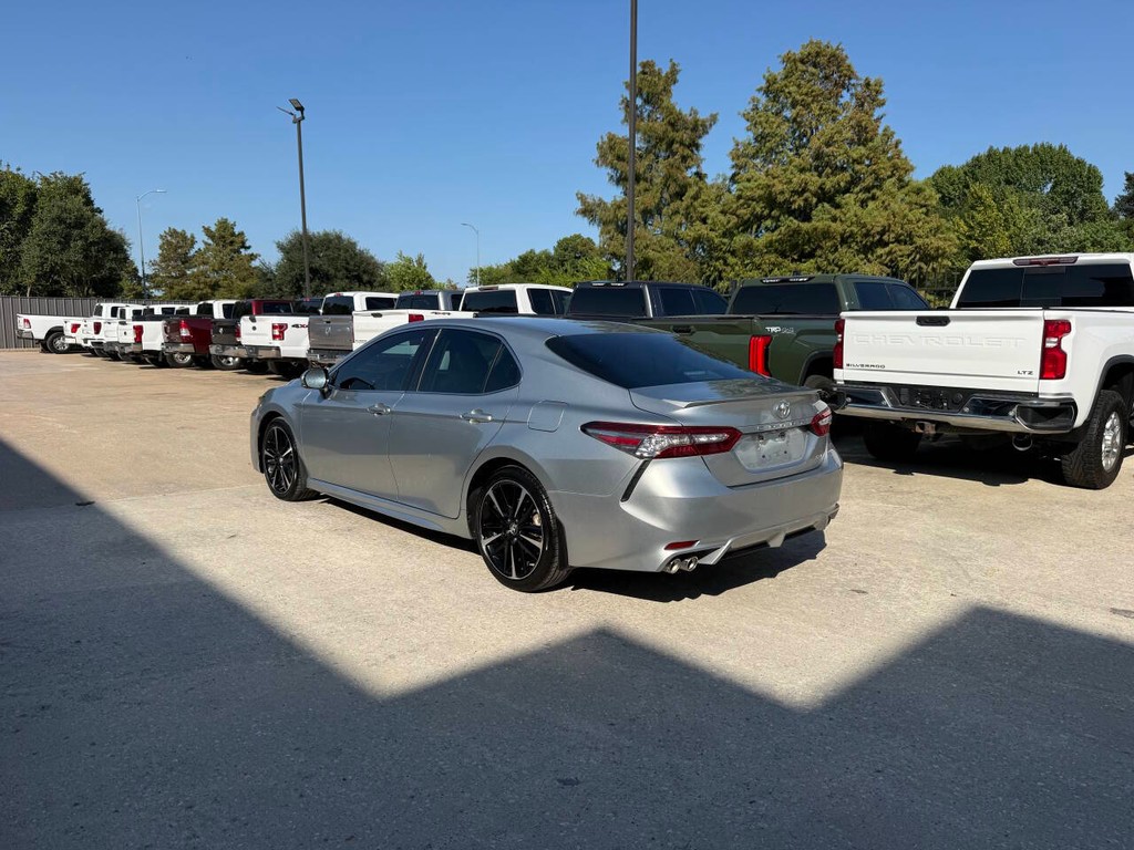 Toyota Camry Vehicle Full-screen Gallery Image 04